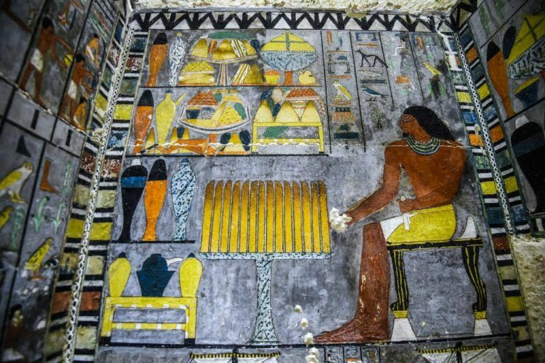 Одна из самых красочных гробниц, обнаруженных в Египте.