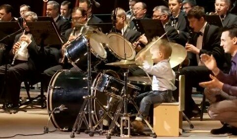 4-летний барабанщик Леня Шиловский выступил с духовым оркестром