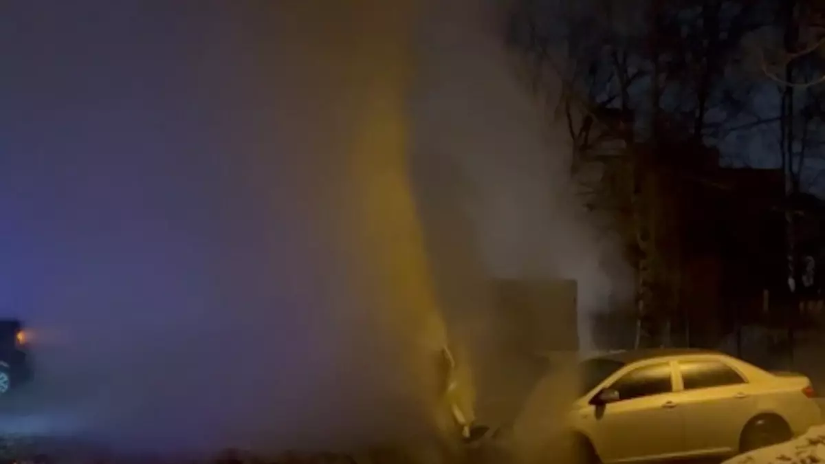 Кипяток пробил асфальт: в Петербурге из-за аварии 500 квартир остались без тепла