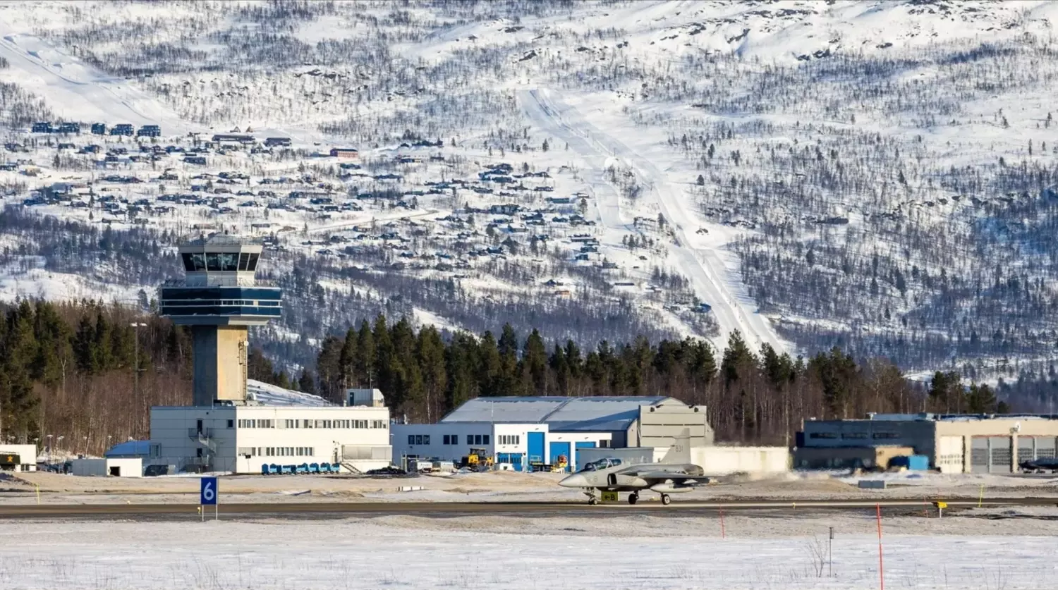 Прямо из окон «русских изб» просматривается, как на ладони, штаб армии Норвегии и военная база НАТО