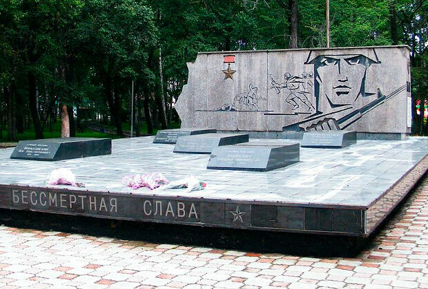 Вандалы в Приморье выбросили на помойку надгробные плиты героев СССР