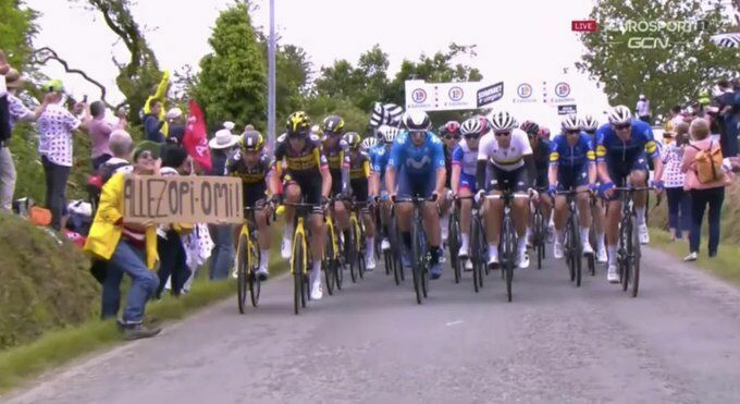 Во Франции задержали зрительницу, сбившую велосипедистов на "Тур де Франс"