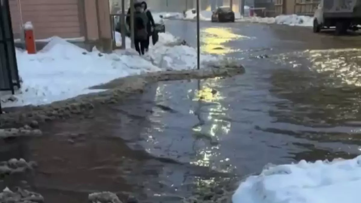 Центр Нижнего Новгорода затопило кипятком из-за прорвавшейся трубы.
