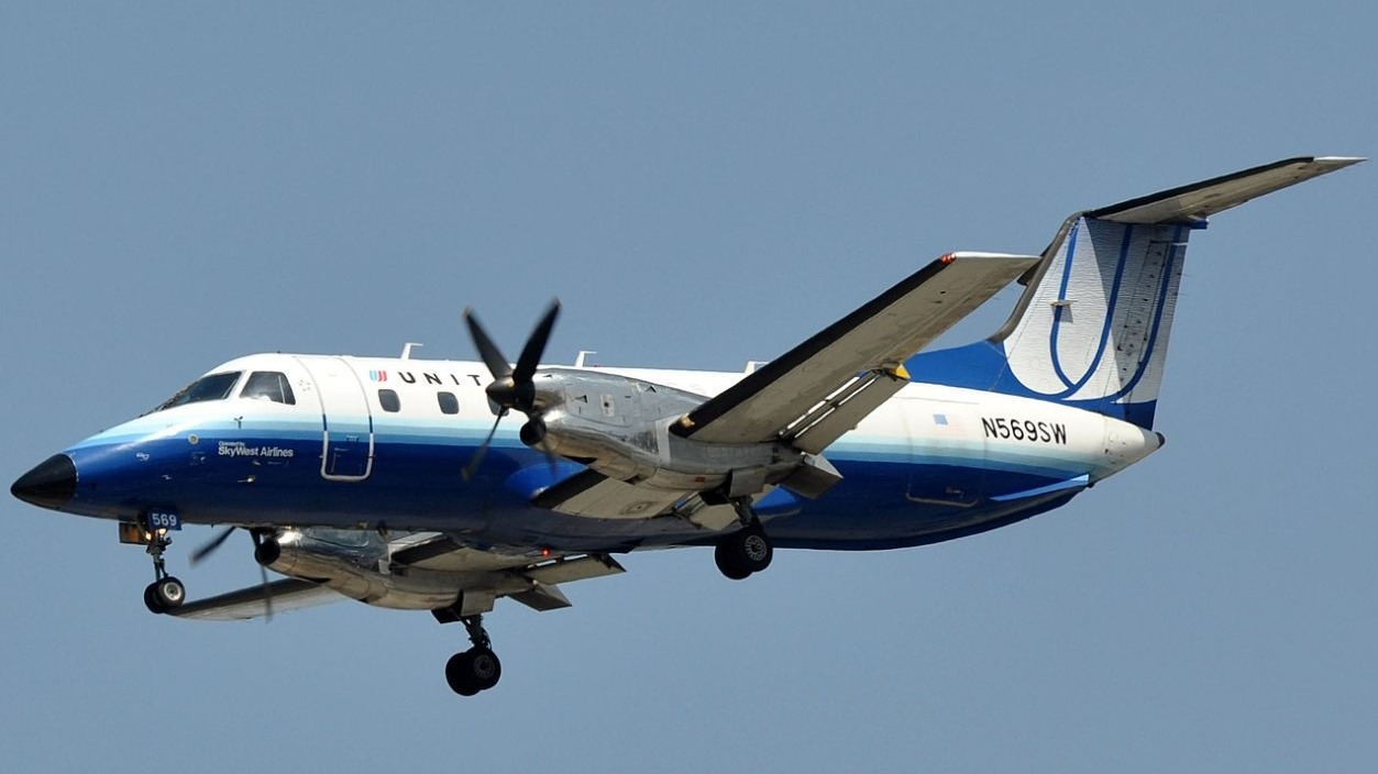 В Сомали самолет разбился при посадке, все пассажиры чудом выжили (ВИДЕО)