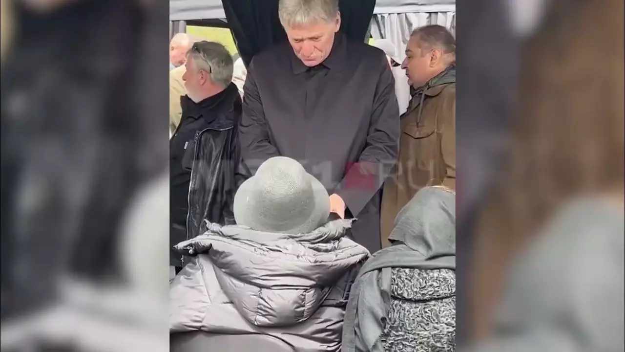 Дмитрий Песков целует руку Алле Пугачевой (сидит спиной)