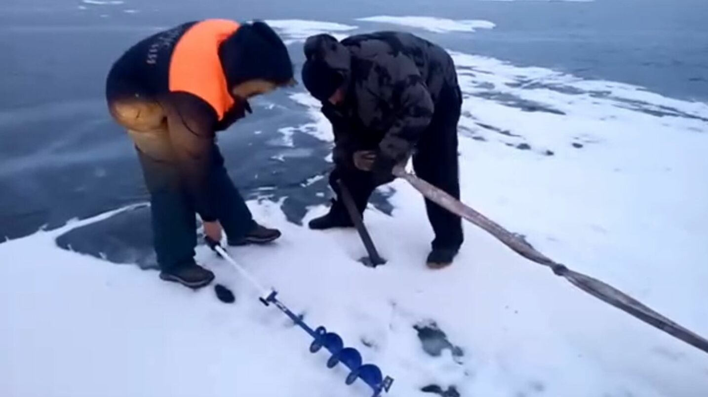Со льда Байкала спасли 17 человек, попавших в метель