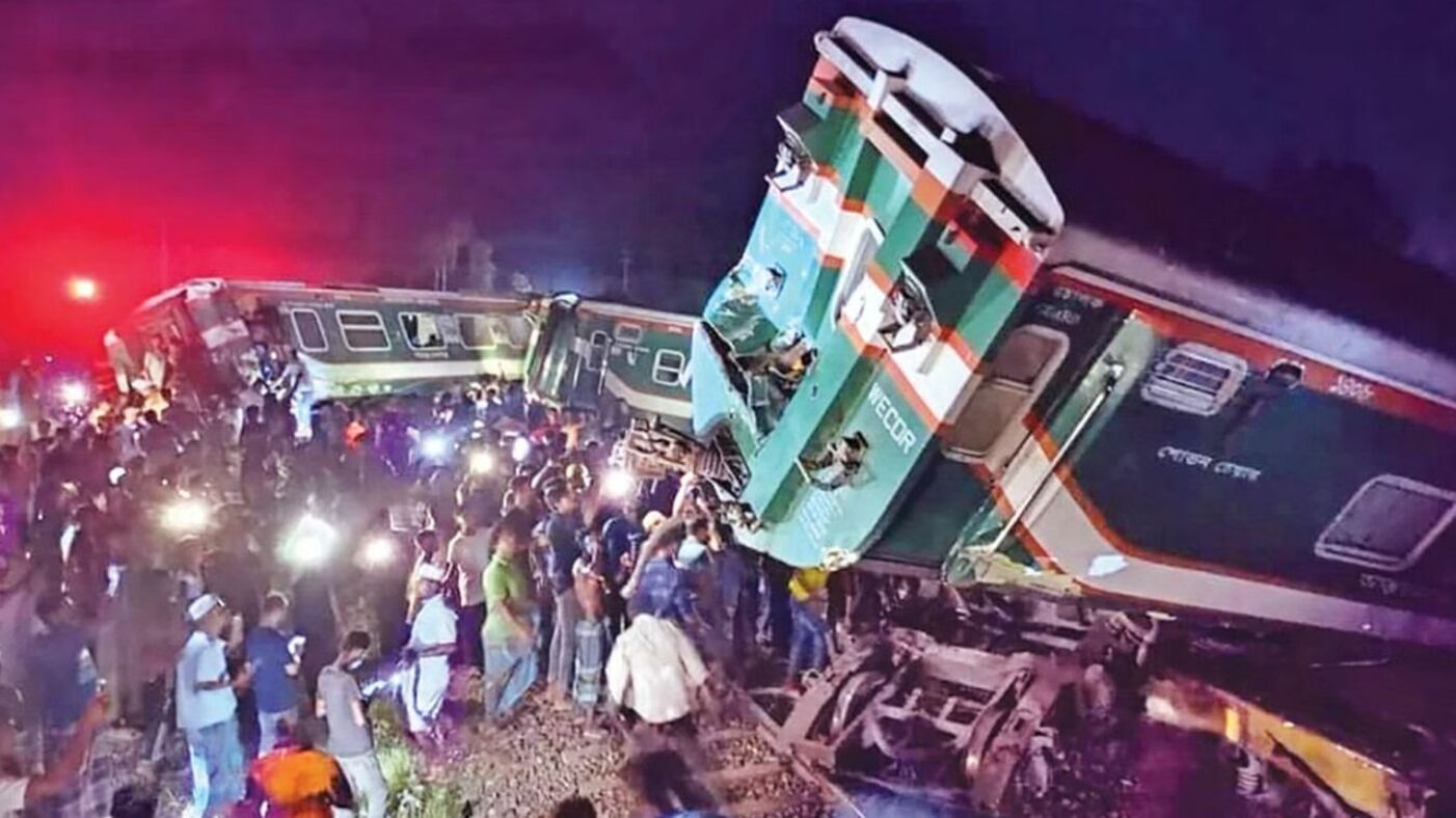 В Бангладеш пассажирский экспресс врезался в товарный поезд