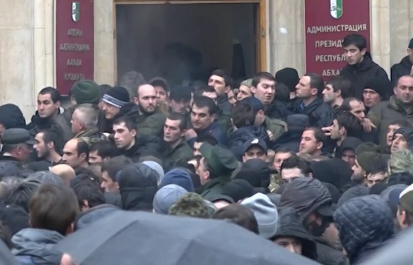 Протестующие в Абхазии потребовали объявить дату новых выборов