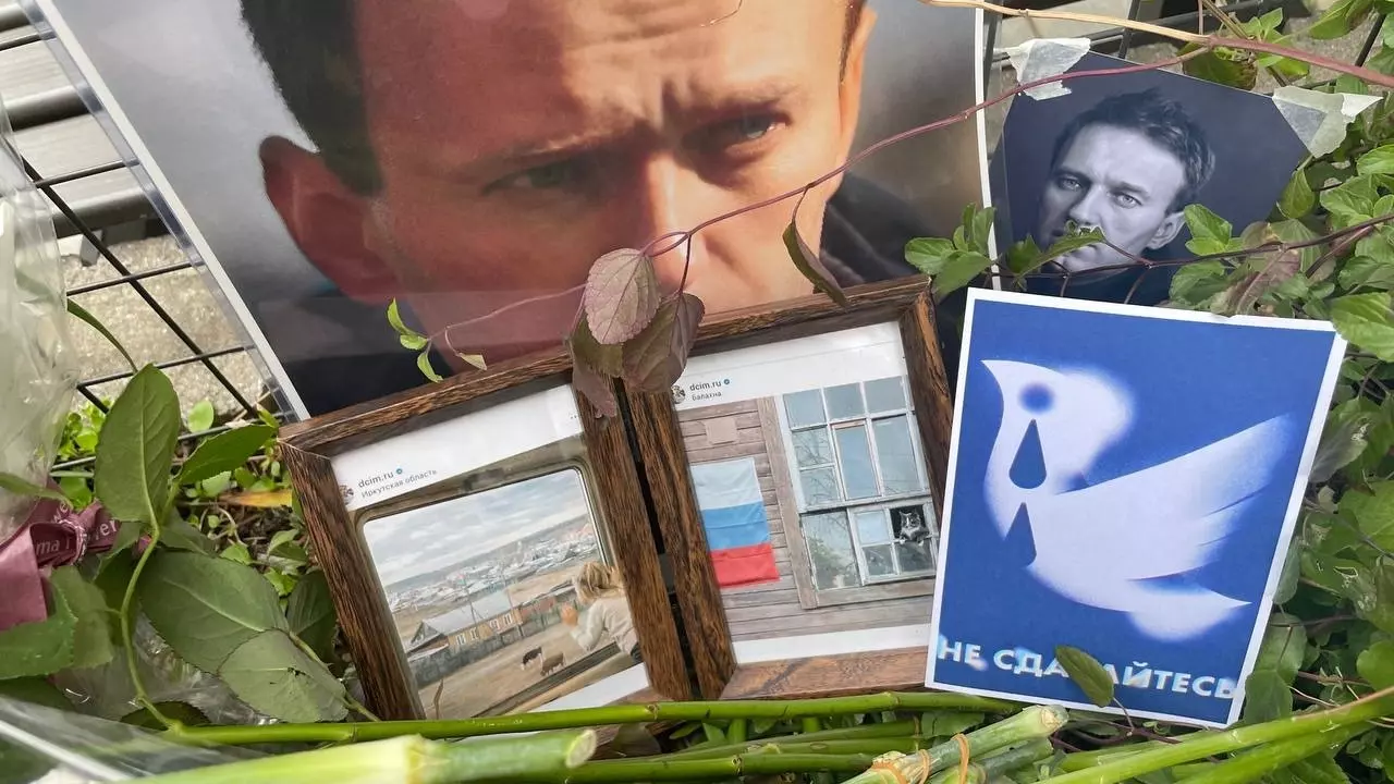 Во многих городах России и мира возникли стихийные мемориалы Алексею Навальному.