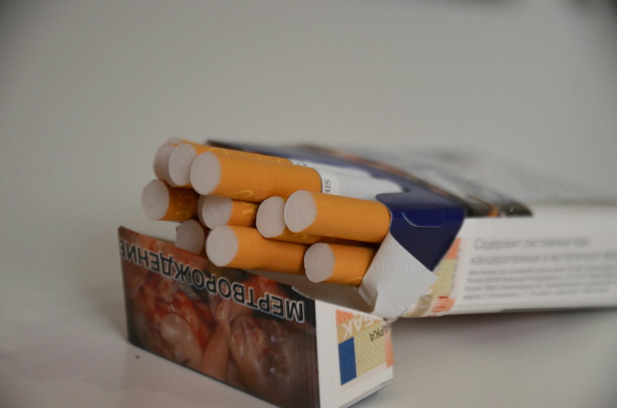 Эксперт: сигареты снова подорожали, но курить меньше не будут
