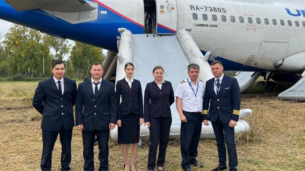 Экипаж совершившего экстренную посадку в поле лайнера "Уральских авиалиний".