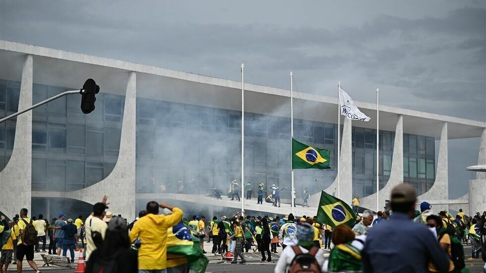 Facebook* собралась удалять сообщения с поддержкой протестов в Бразилии