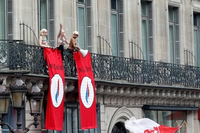 Активистки Femen сорвали выступление Ле Пен в Париже