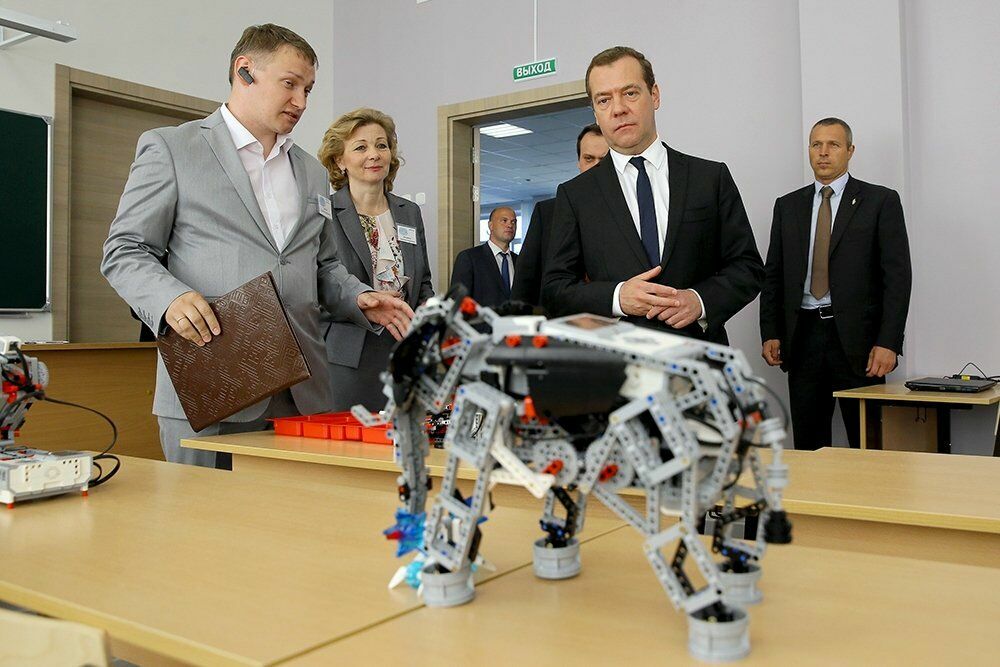 Вместо «первого российского робота» Медведеву показали "Лего" за 8 тысяч