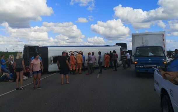 В Доминиканской республике перевернулся автобус с десятками россиян