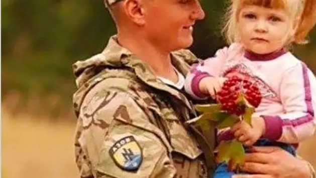 Боец с шевроном бригады «Азов» учил российских детей патриотизму