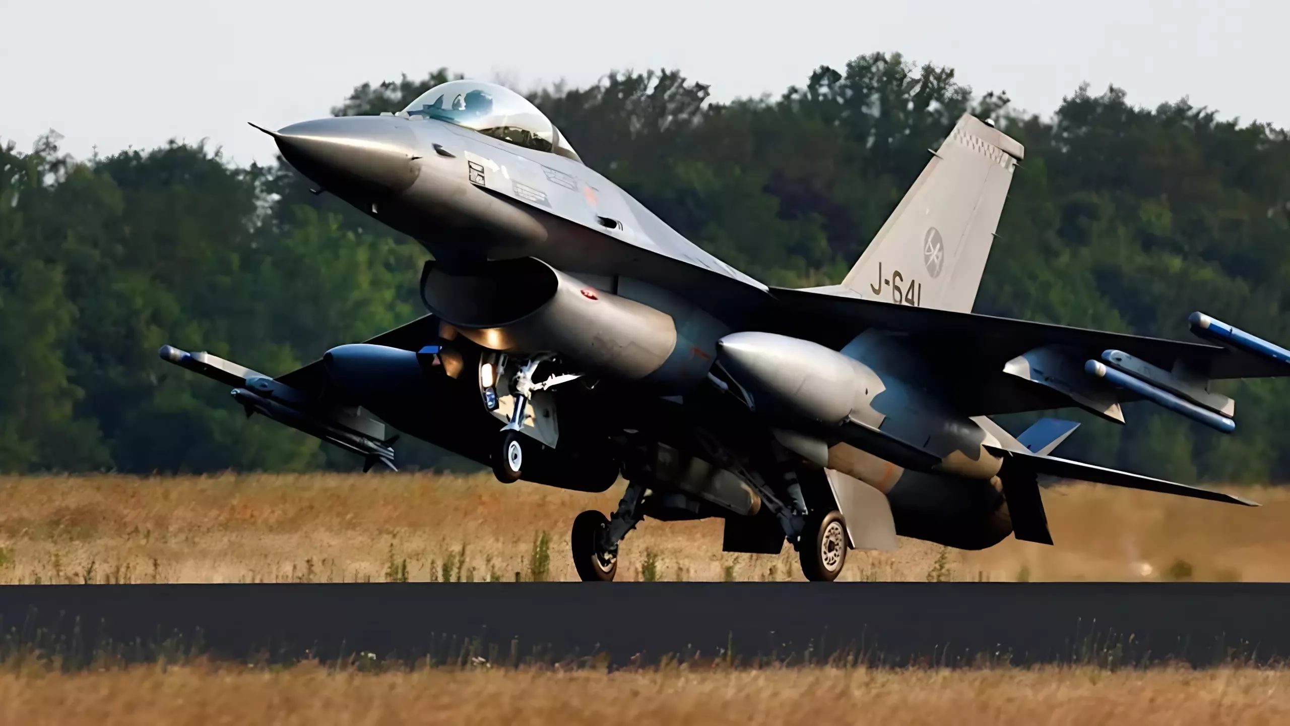F-16 ждали в Украине уже в январе, но они будут только летом