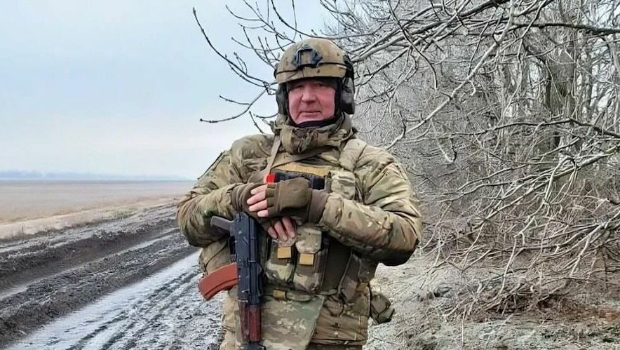 Дмитрию Рогозину провели операцию по удалению осколка из шейного позвонка