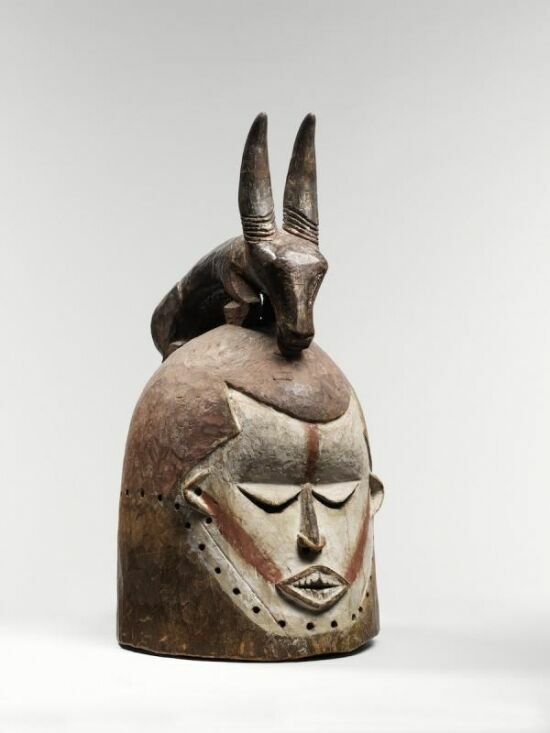 В Пушкинский музей из Парижа доставили африканские маски и статуи