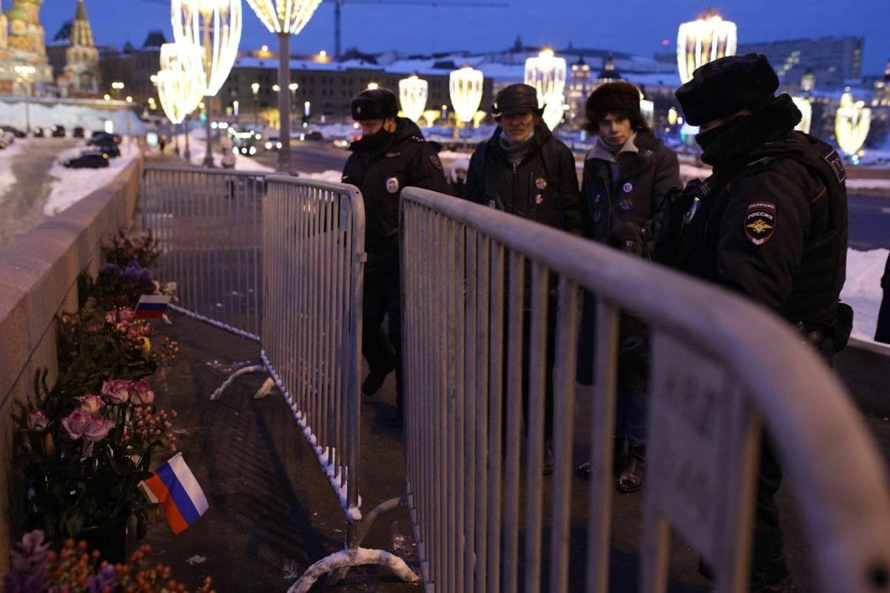 Восемь человек задержали у мемориала Бориса Немцова
