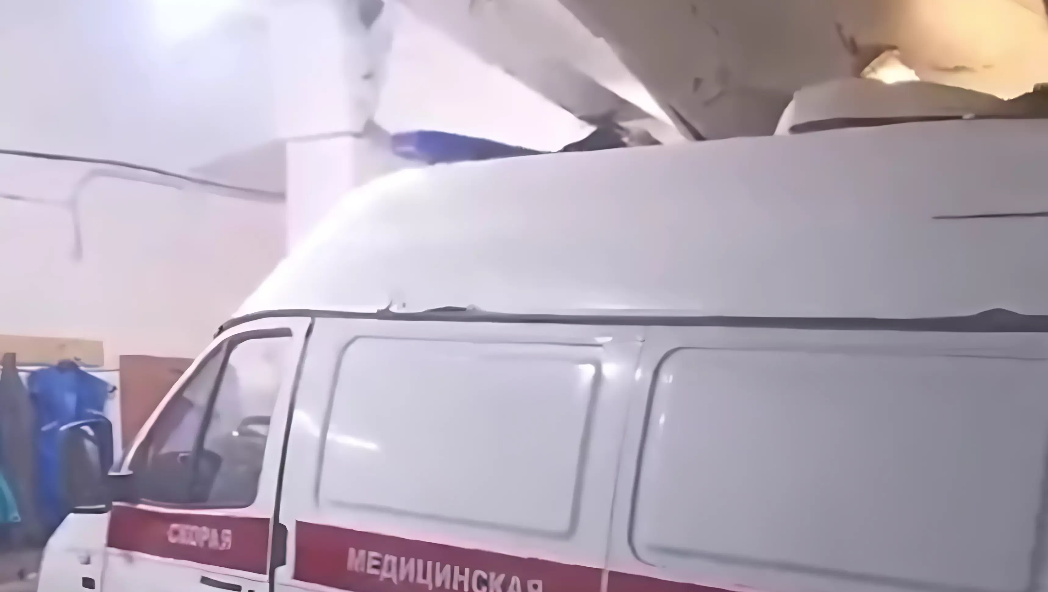 «Оптимизировало две машины»: В Свердловской области крыша гаража рухнула на кареты скорой помощи.