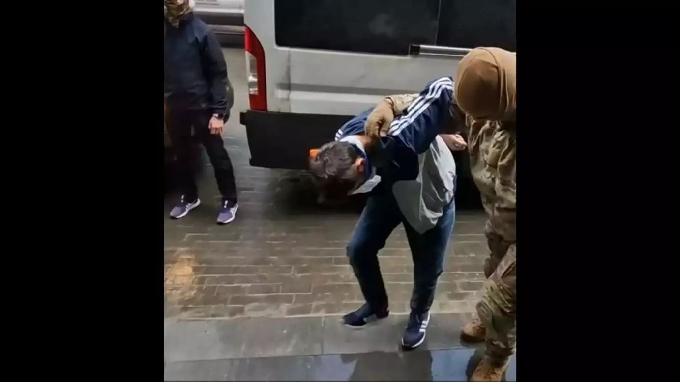 Задержанные террористы доставлены на допрос в Москву, видео Следственного комитета