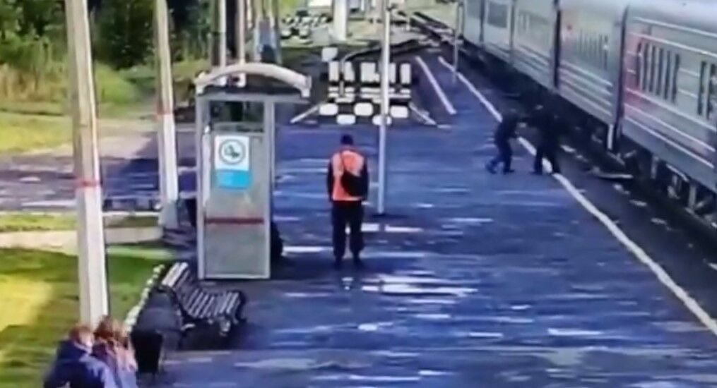 В Архангельской области сотрудник транспортной полиции спас упавшего под поезд