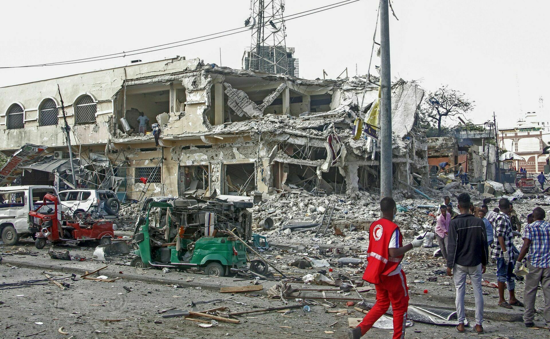 В Сомали погибли более ста человек при взрывах у здания Минобразования