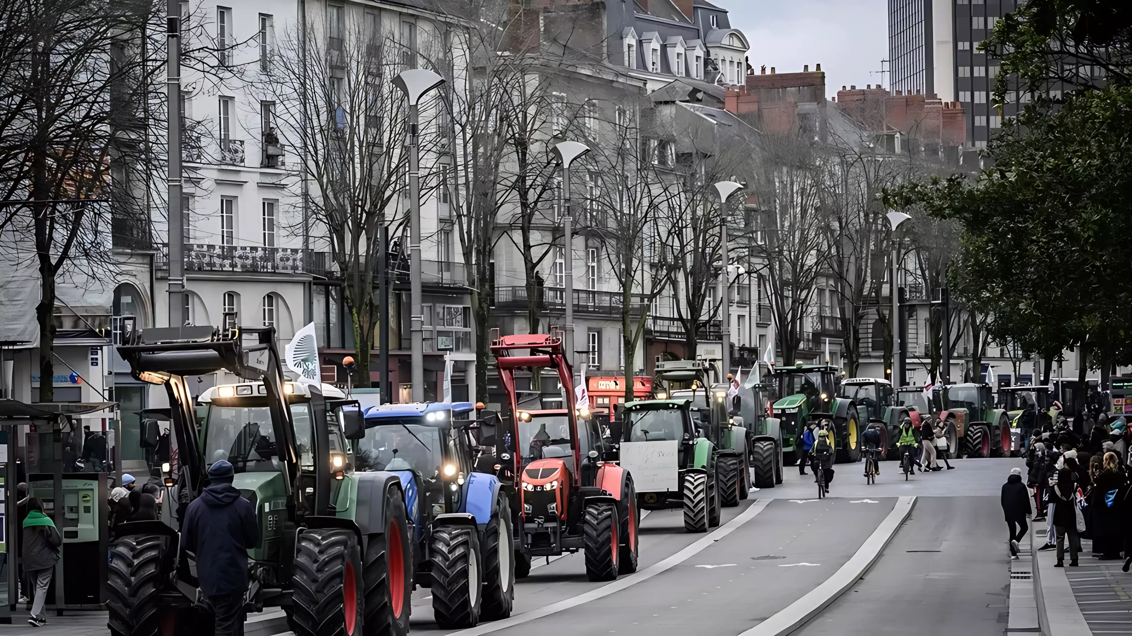 Уже блокируют Париж: что сейчас происходит во Франции, где бастуют таксисты и фермеры