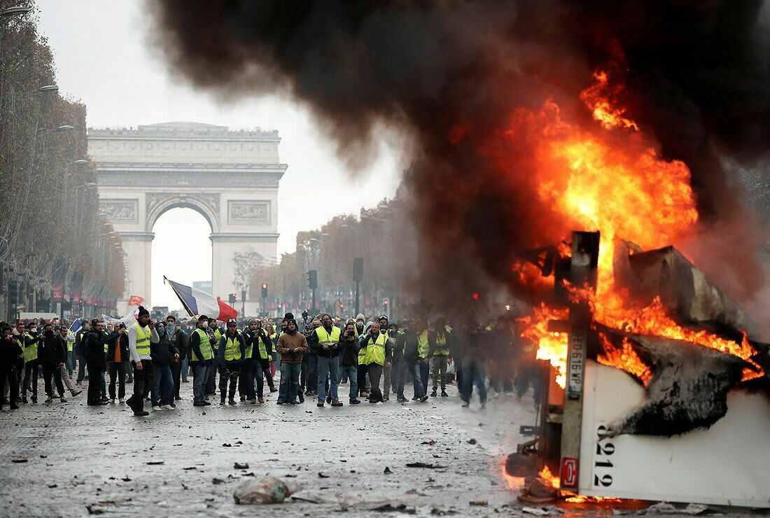 В Париже после беспорядков закрыли на восстановление Триумфальную арку