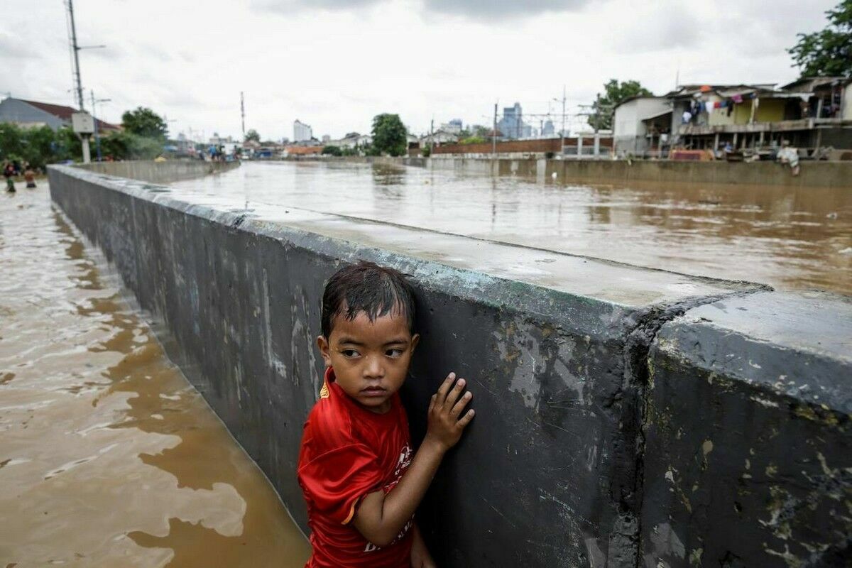 Джакарта уходит под воду: Индонезия срочно строит новую столицу за $34 млрд.