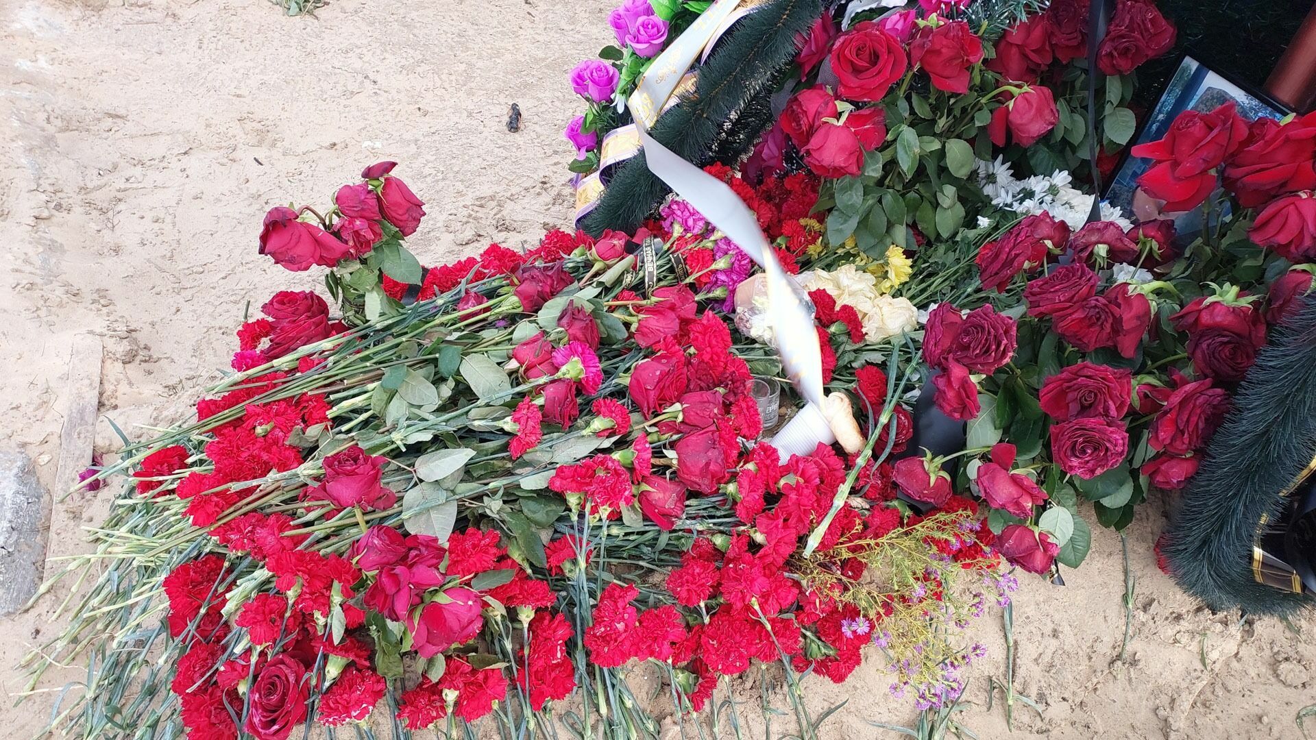 В Коми задержали поджигателя венков у памятника «Никто не забыт»