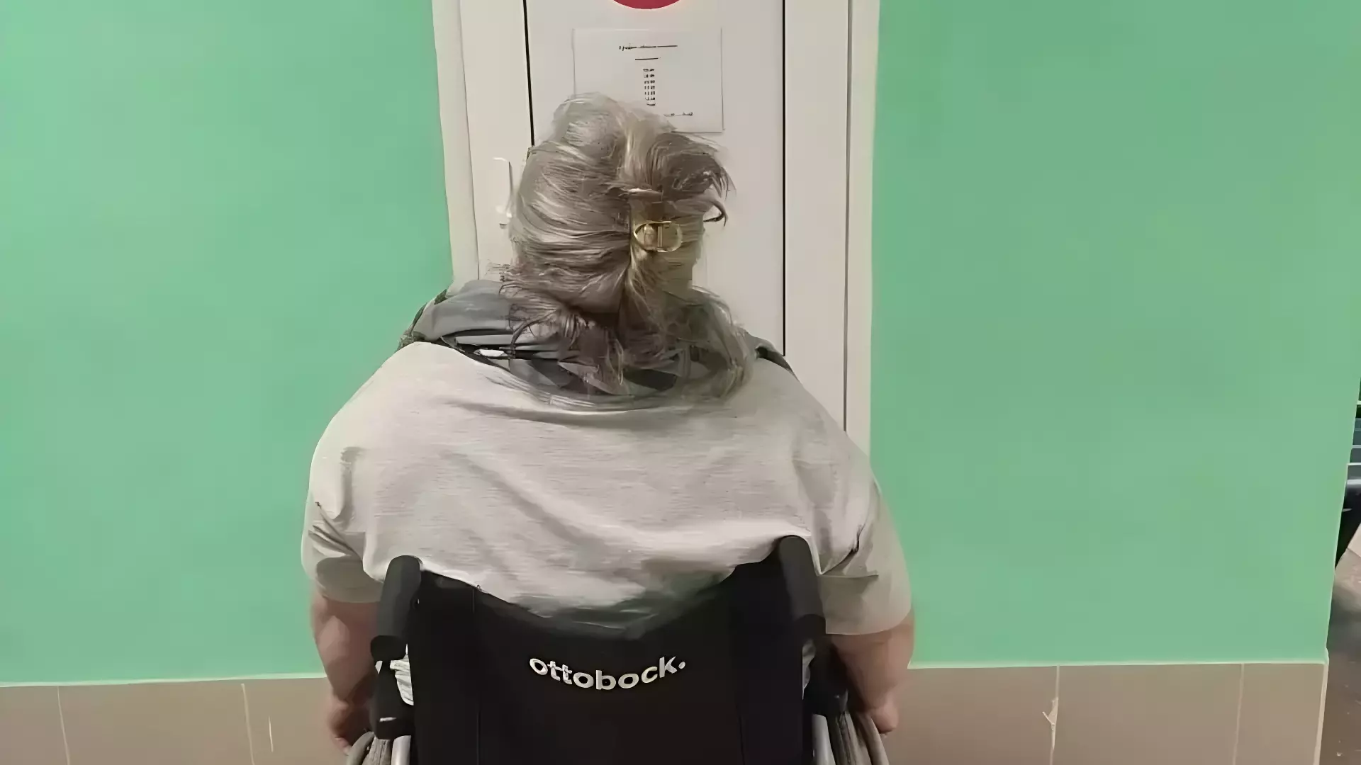 Из-за узкой двери пациенты онкодиспансера в Братске не могут попасть в туалет