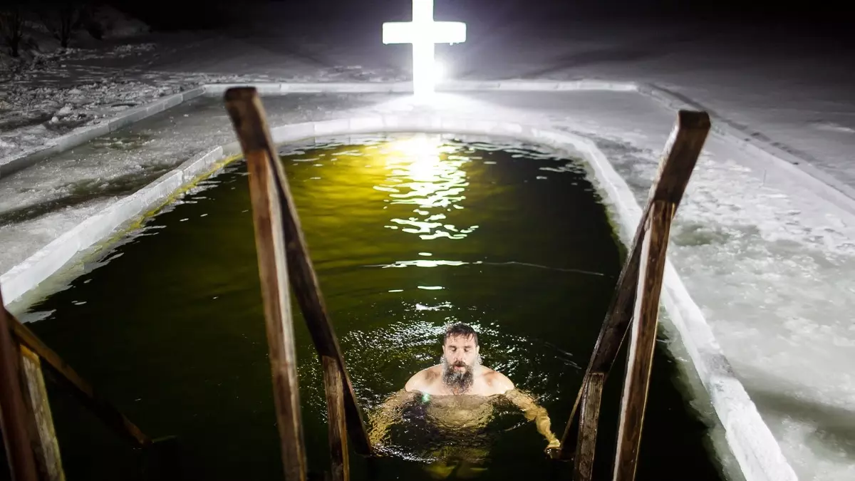 Крещенское купание в ледяной купели: церковь не обязывает, а медики предостерегают