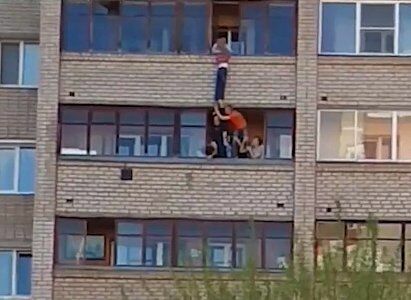 В Кирове мальчик полчаса провисел на балконе шестого этажа