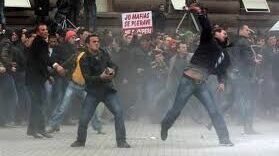 Бунтовщики в Албании начали штурм парламента