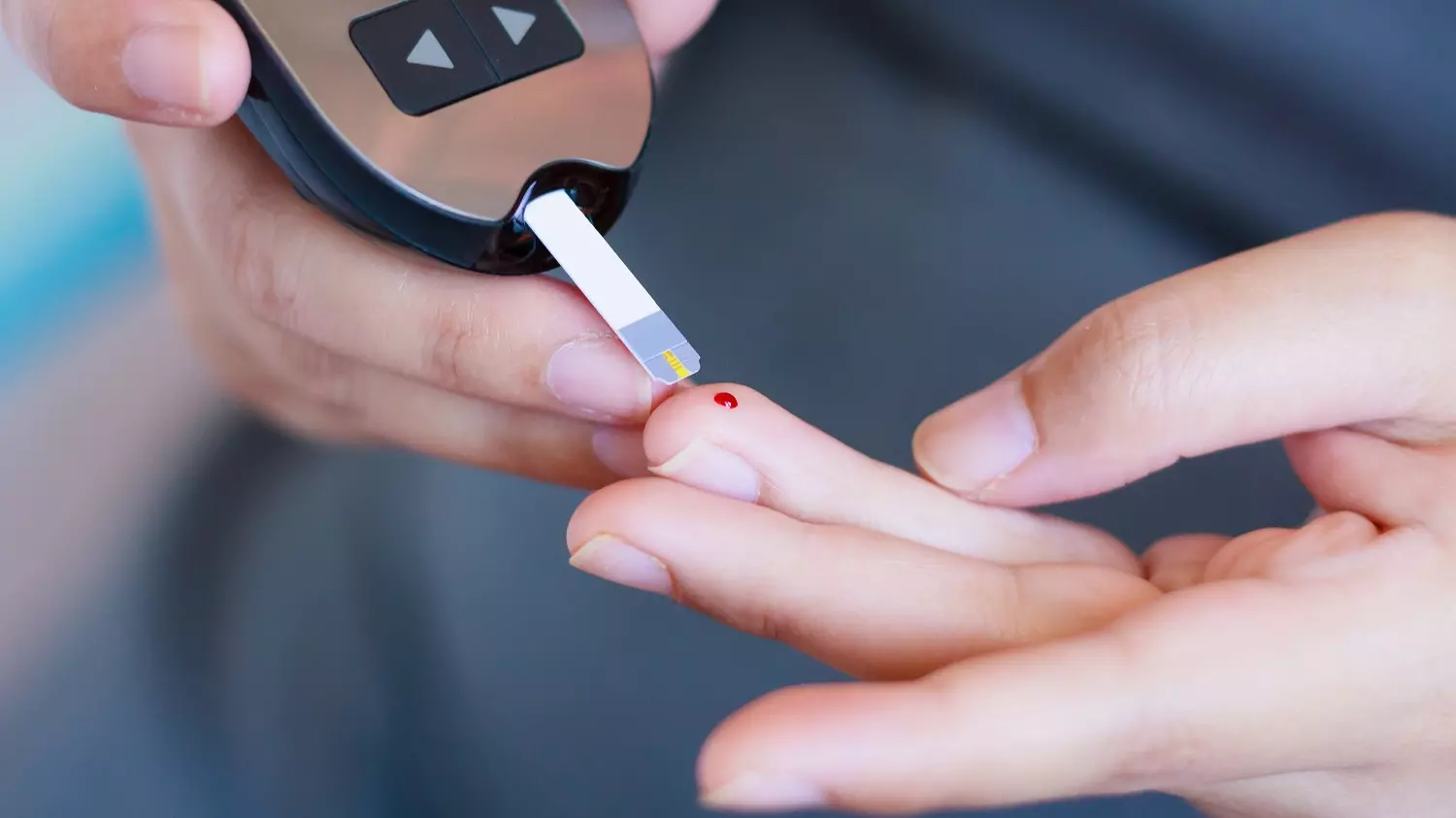 Первый шаг при плохом самочувствии у диабетика — измерение уровня сахара в крови с помощью глюкометра