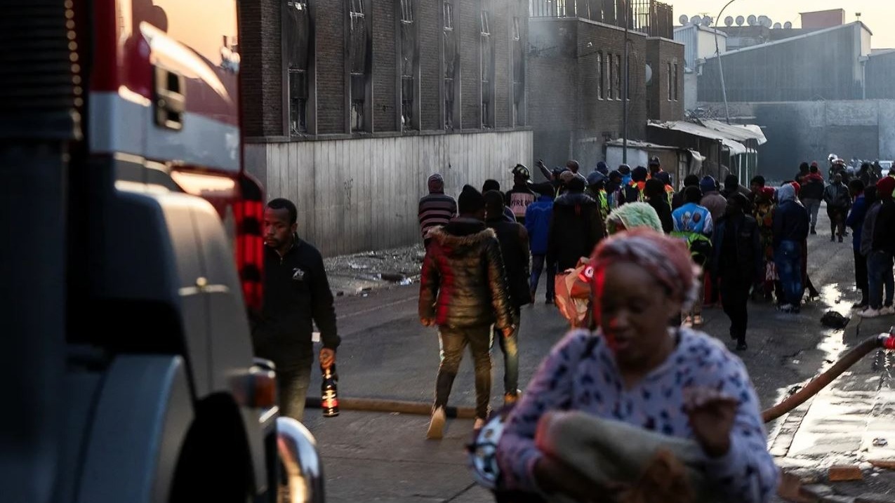 В ЮАР при пожаре в жилом доме для бездомных погибли 56 человек