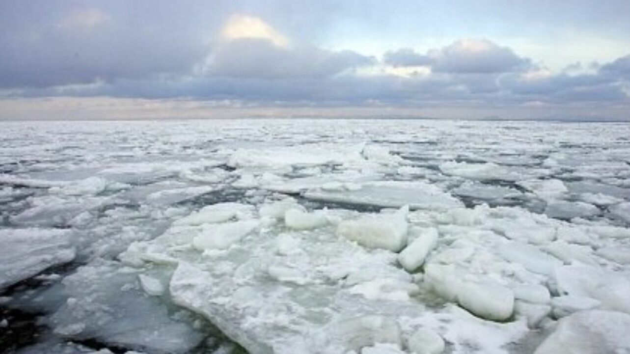 На юге Сахалинской области спасатели эвакуировали 18 рыбаков с оторвавшейся льдины