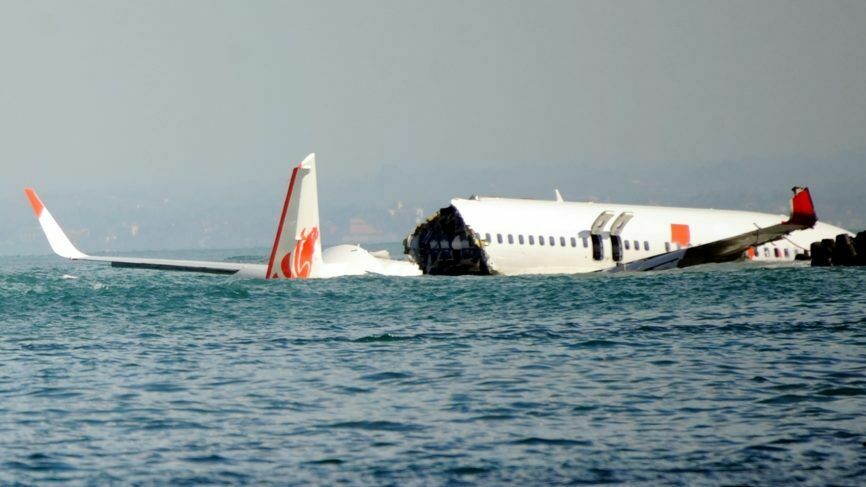 Эксперты расшифровали данные из черного ящика упавшего в Индонезии самолета