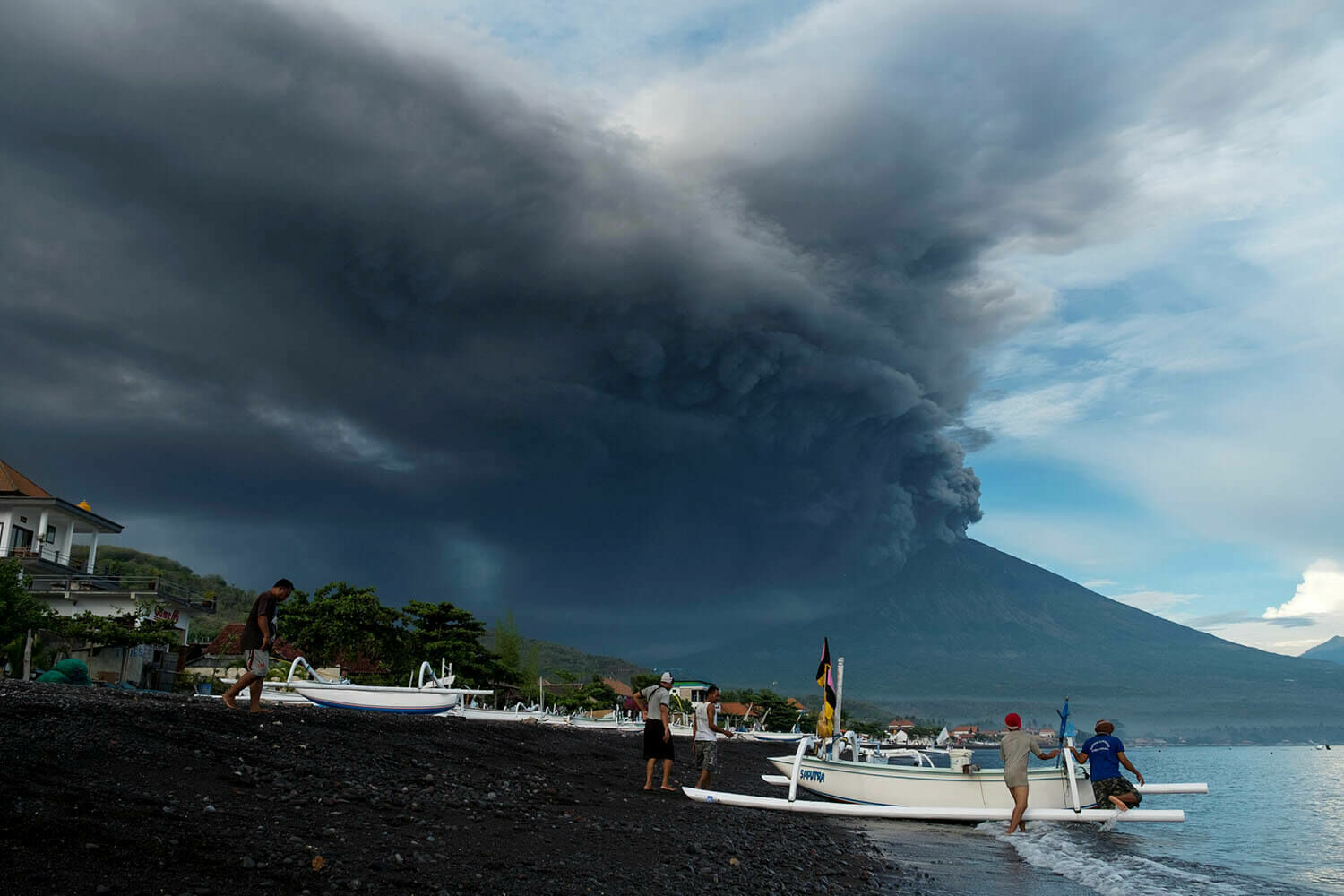 Более 60 тысяч туристов заблокированы на Бали из-за извержения вулкана