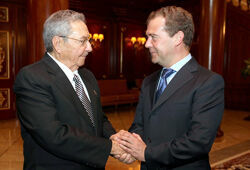 Медведев пригласил Рауля Кастро на Олимпиаду-2014 в Сочи