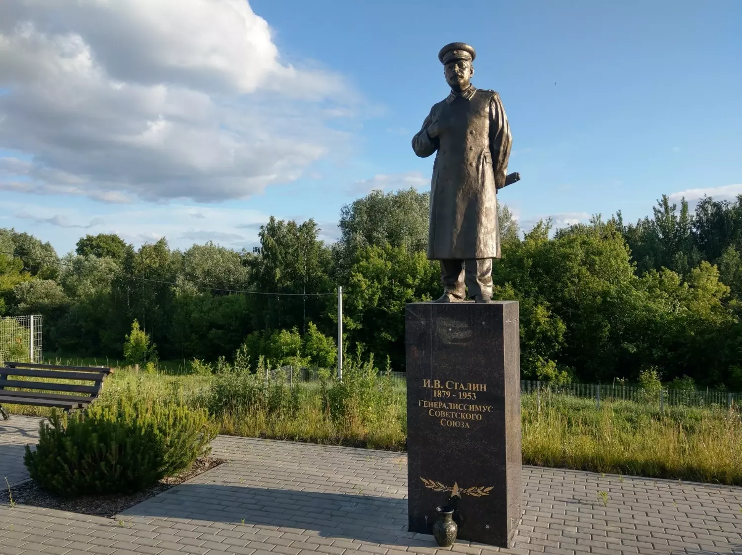 в г. Бор, как и в большинстве других мест, памятник Сталину из-за конфликта с местными властями установлен на частной территории