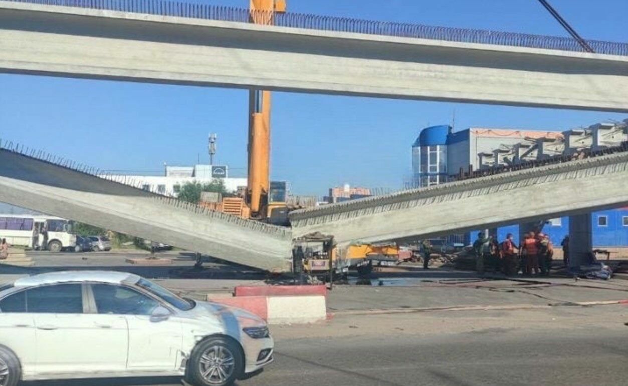 В Москве на Симферопольском шоссе на проезжую часть обрушился строящийся мост (ВИДЕО)