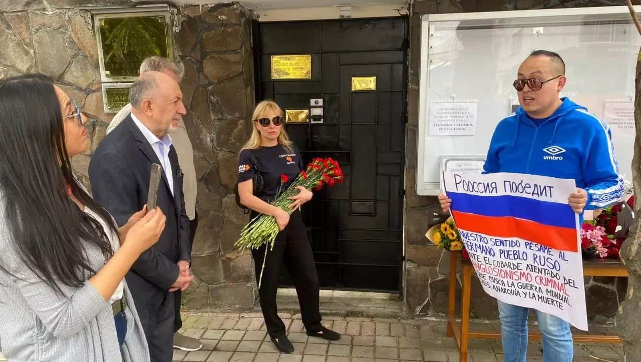 По всему миру люди несут цветы к посольству России в память о жертвах теракта в Крокусе.