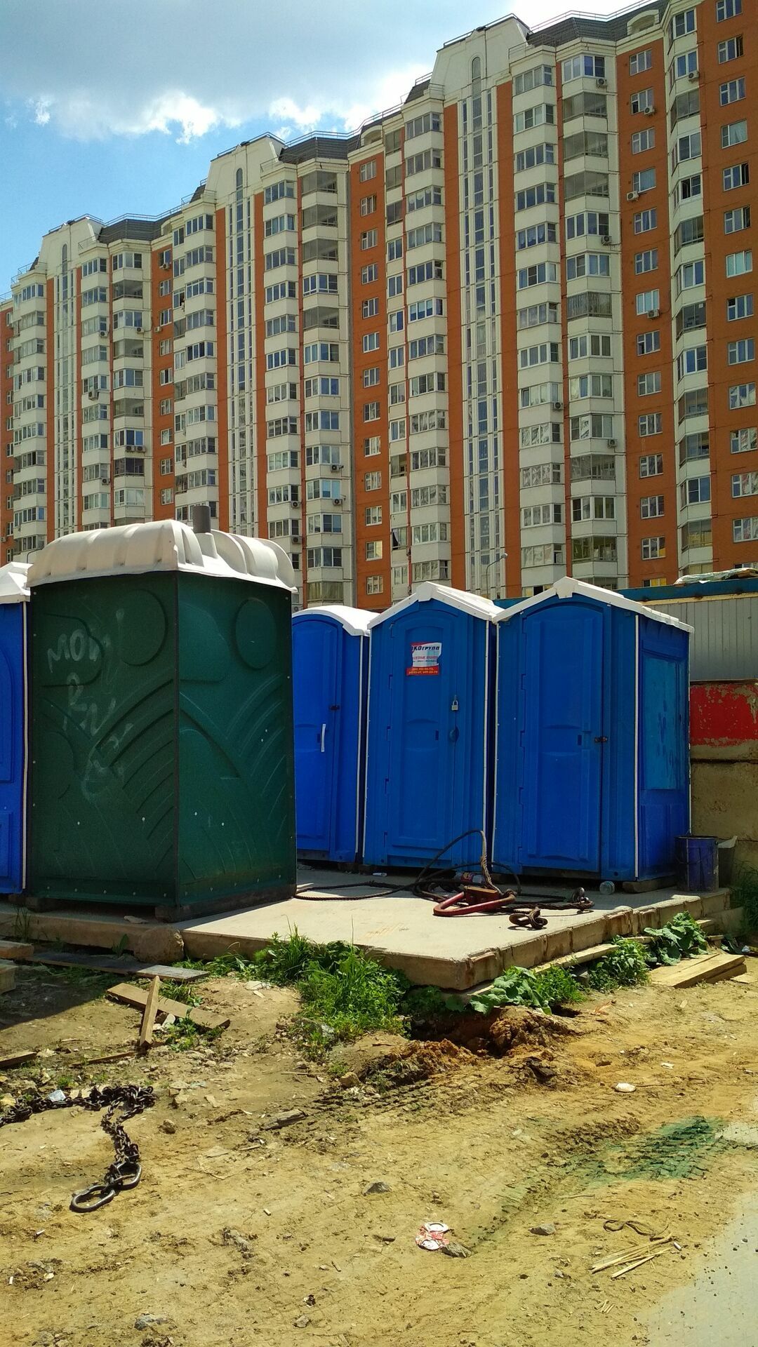 Туалеты размещать у поликлиники запрещено, но ГК ПИК можно?