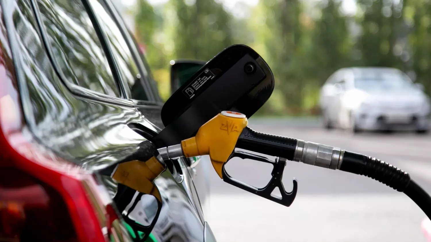 Рост цен на автомобильное топливо неизбежно подстегнет инфляцию во всем мире.