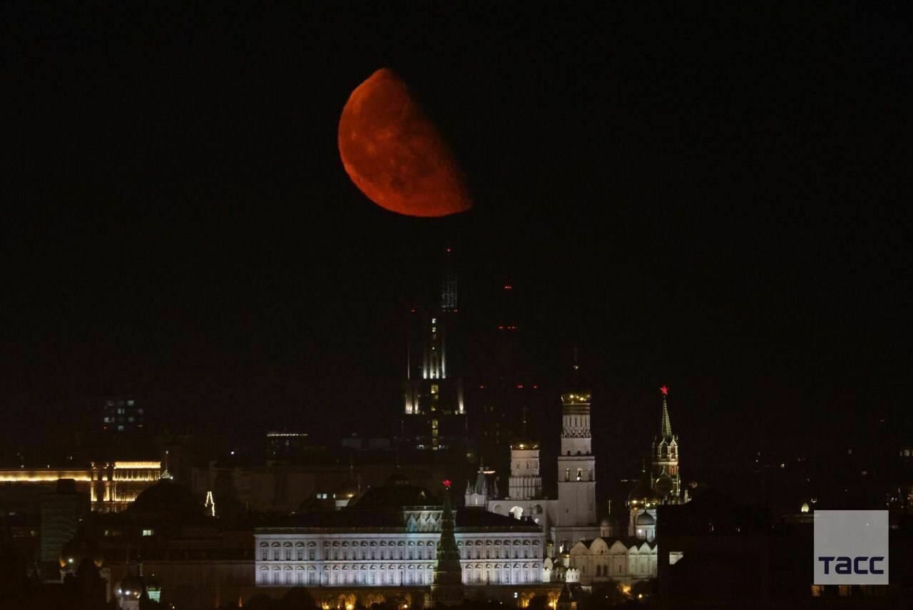 Фото дня: над Москвой взошла кроваво-красная Луна