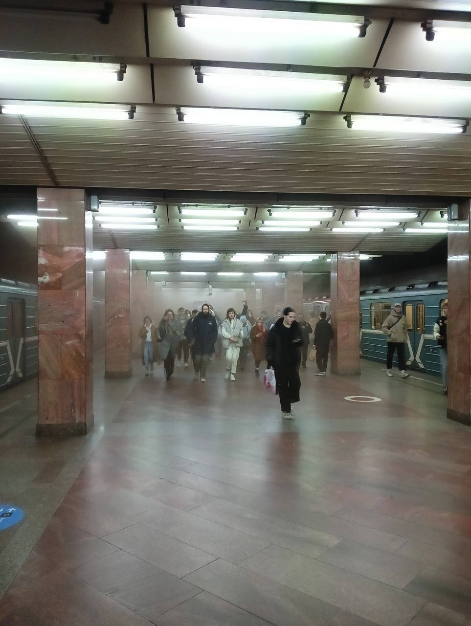 Эвакуация пассажиров в метро.
