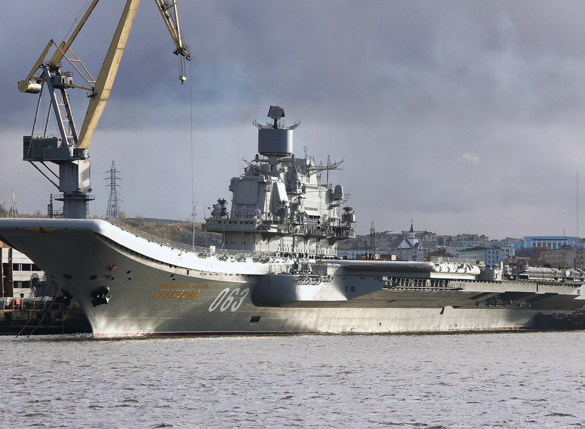 Число пострадавших от пожара на «Адмирале Кузнецове» выросло до десяти человек